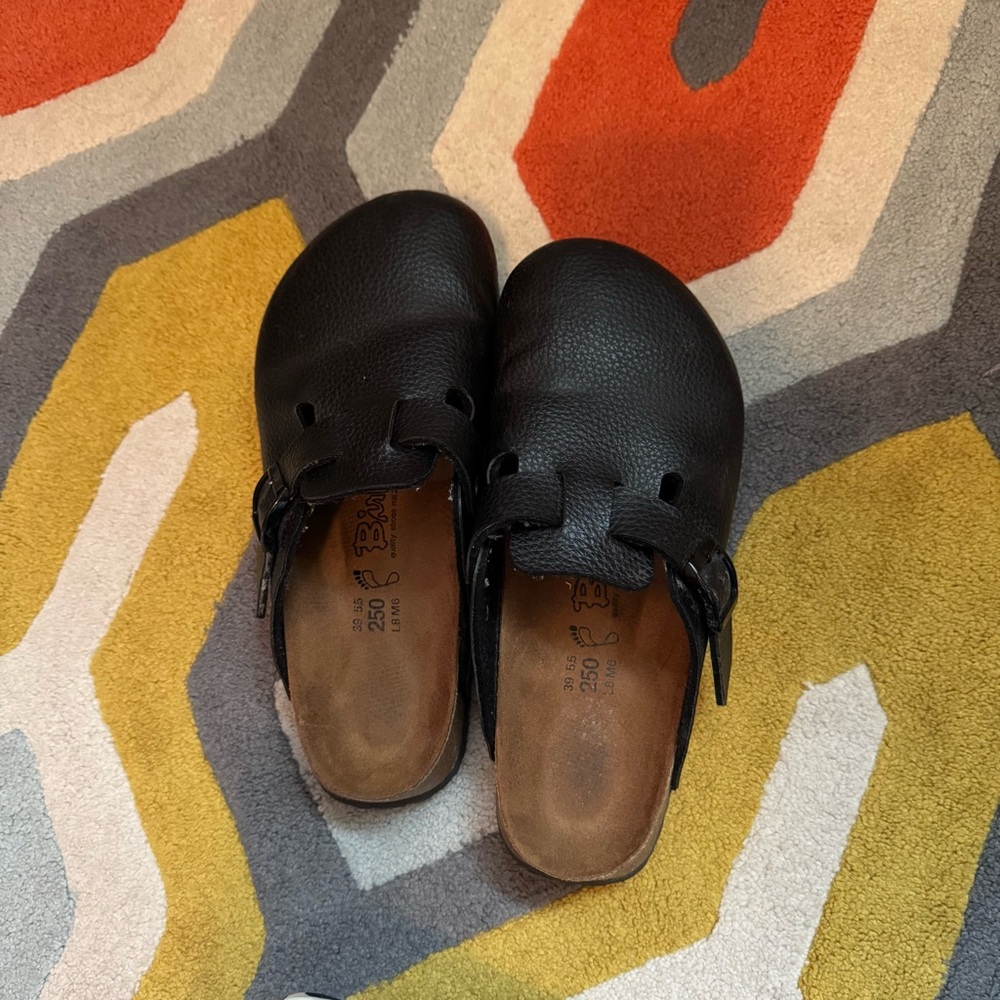 Women’s black Birkenstock clogs- great condition!